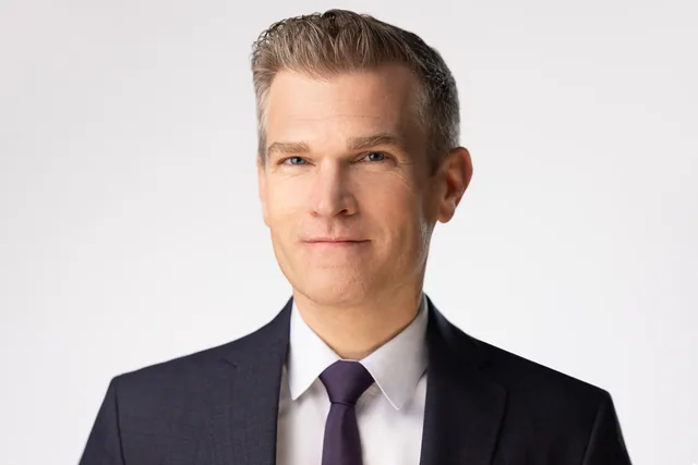 Executive men headshots dc photography studio moshe zusman headshotdc