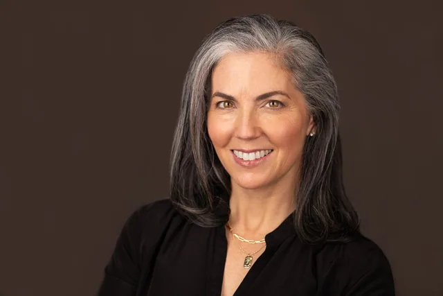 rocking the grey professional headshots dc photographer moshe zusman photo studio-2.JPG