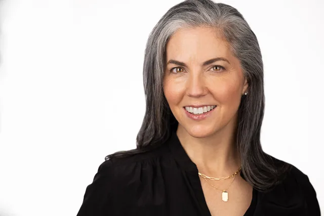 rocking the grey professional headshots dc photographer moshe zusman photo studio-3.JPG