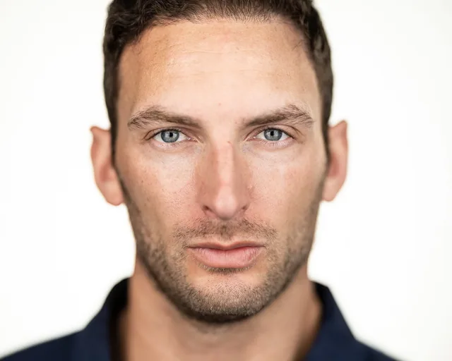 wide aperture headshot canon 85mm moshe zusman actor model headshot moden look-1.JPG